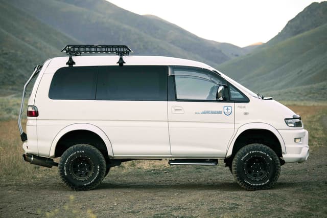 2000 Mitsubishi Delica JDM car for sale — photo 8 of 25
