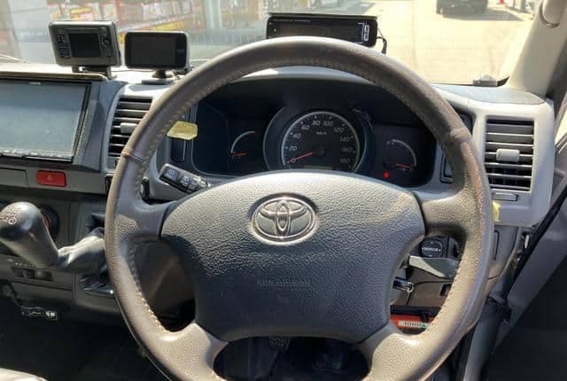 2011 Toyota HiAce JDM car for sale — photo 15 of 19