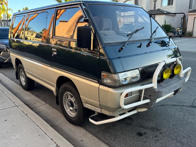 1993 Mitsubishi Delica JDM car for sale — photo 2 of 12