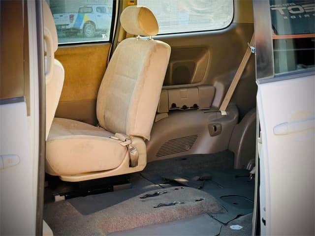 2005 Toyota Voxy JDM car for sale — photo 23 of 25