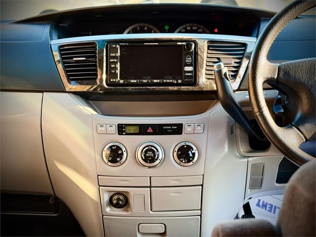 2003 Toyota Voxy JDM car for sale — photo 21 of 25
