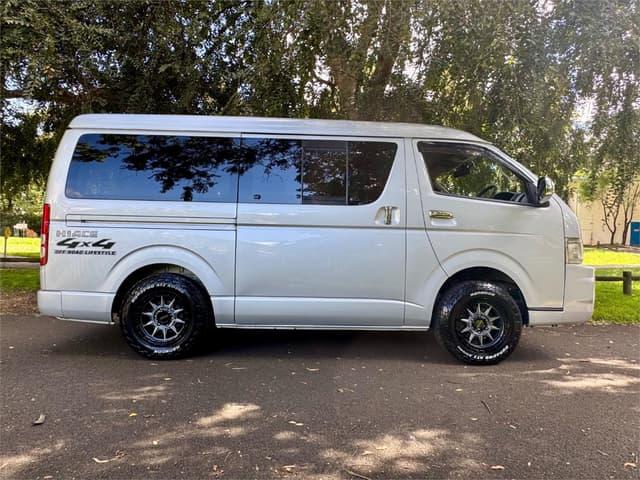 2007 Toyota HiAce JDM car for sale — photo 2 of 25