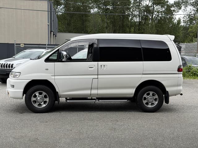 2005 Mitsubishi Delica JDM car for sale — photo 4 of 19