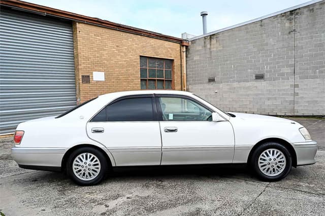 1999 Toyota Crown JDM car for sale — photo 14 of 22
