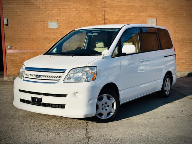 2005 Toyota Voxy JDM car for sale — photo 4 of 25