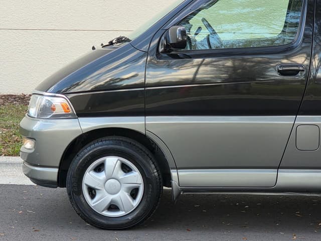 1998 Toyota Regius JDM car for sale — photo 17 of 22