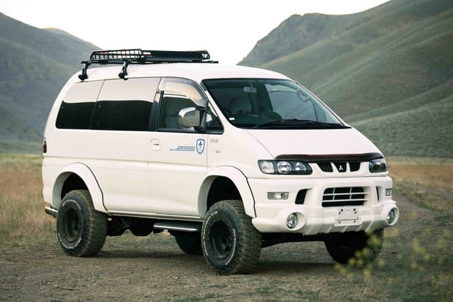 2000 Mitsubishi Delica JDM car for sale — photo 9 of 25