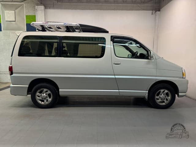 1999 Toyota Regius JDM car for sale — photo 22 of 25