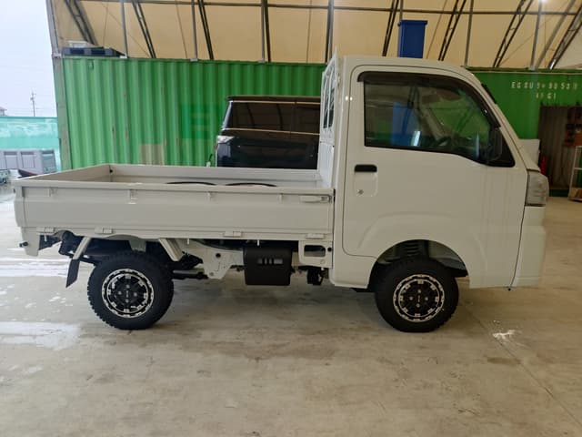 2025 Daihatsu Hijet JDM car for sale — photo 2 of 4