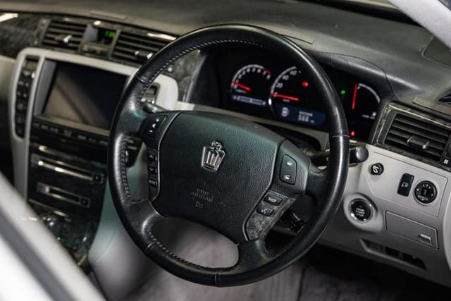2006 Toyota Crown JDM car for sale — photo 12 of 15