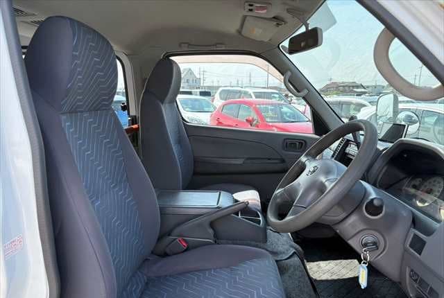 2007 Nissan Caravan JDM car for sale — photo 17 of 25