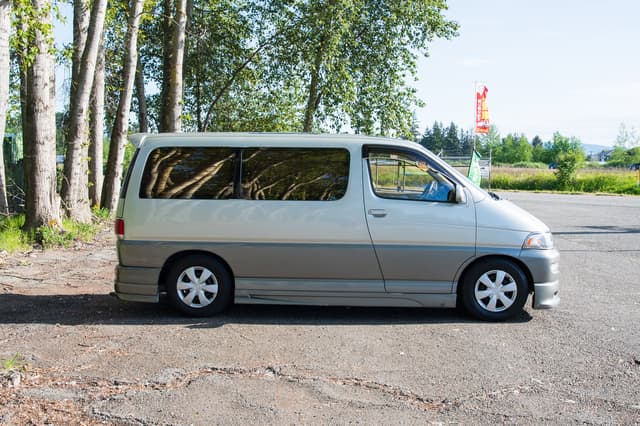 1997 Toyota Regius JDM car for sale — photo 7 of 15