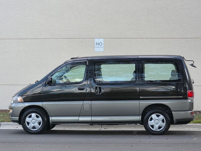 1998 Toyota Regius JDM car for sale — photo 9 of 22