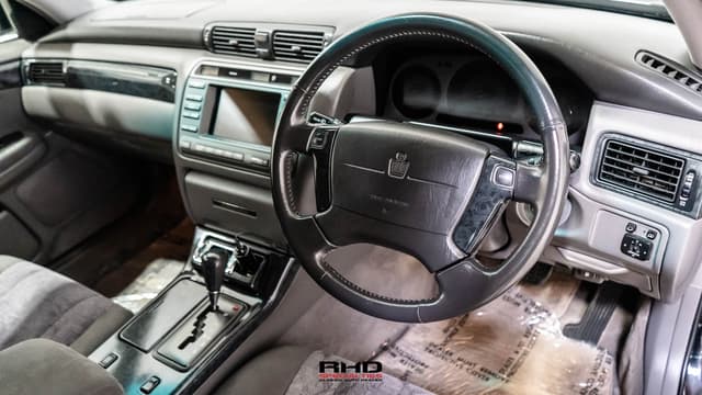 2001 Toyota Crown JDM car for sale — photo 12 of 25