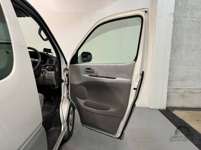 1999 Toyota Regius JDM car for sale — photo 23 of 25