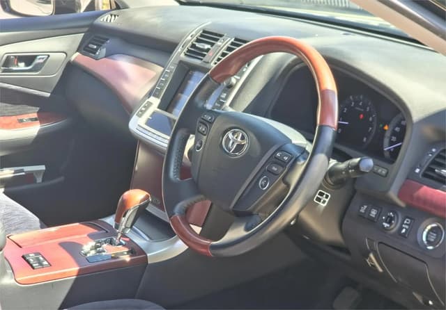 2012 Toyota Crown JDM car for sale — photo 3 of 19