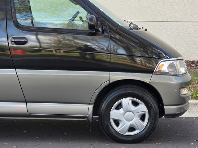 1998 Toyota Regius JDM car for sale — photo 13 of 22