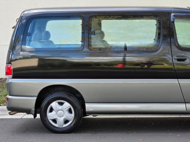 1998 Toyota Regius JDM car for sale — photo 11 of 22