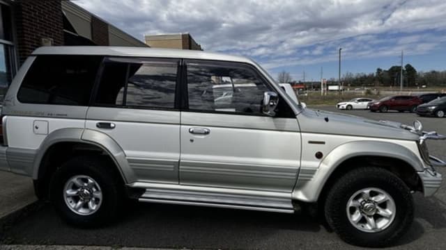1993 Mitsubishi Pajero JDM car for sale — photo 2 of 7