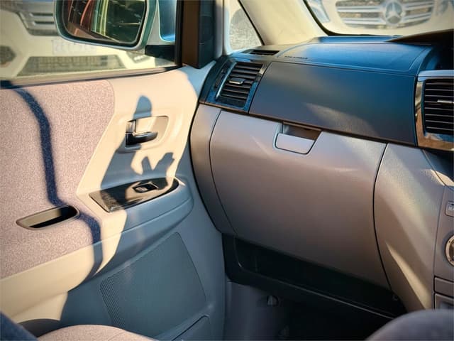 2003 Toyota Voxy JDM car for sale — photo 23 of 25