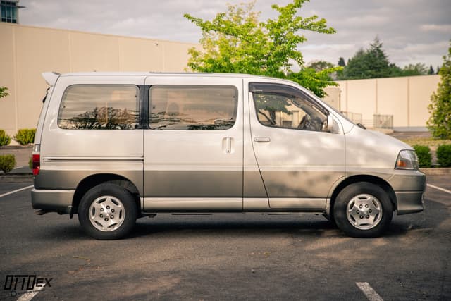 2001 Toyota Granvia JDM car for sale — photo 11 of 25