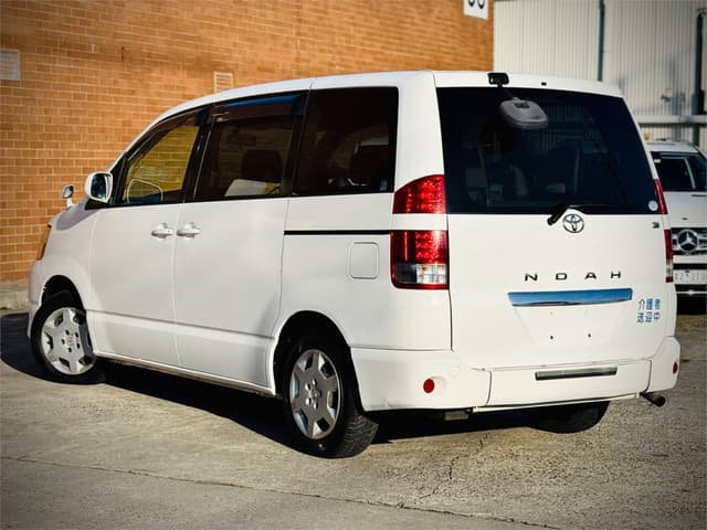 2005 Toyota Voxy JDM car for sale — photo 8 of 25