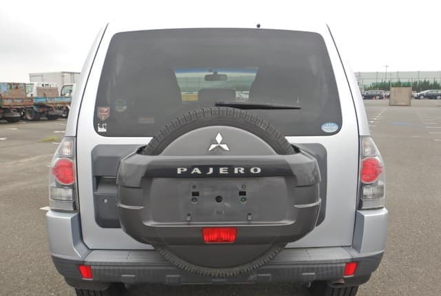 2007 Mitsubishi Pajero JDM car for sale — photo 4 of 25