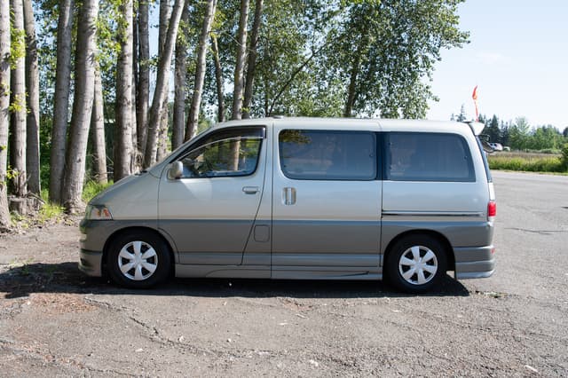 1997 Toyota Regius JDM car for sale — photo 6 of 15