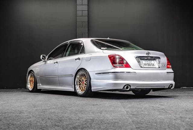 2006 Toyota Majesta JDM car for sale — photo 8 of 18