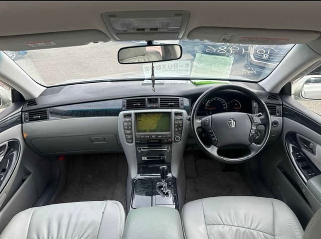 2005 Toyota Crown JDM car for sale — photo 8 of 10