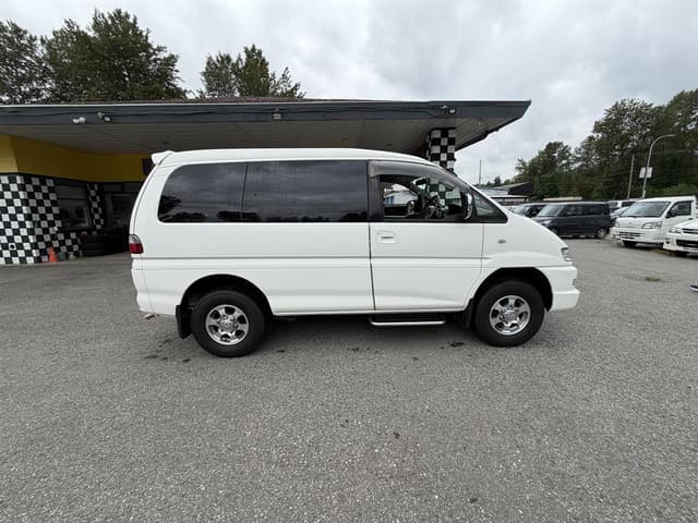 2005 Mitsubishi Delica JDM car for sale — photo 8 of 19