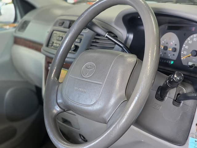 1998 Toyota Regius JDM car for sale — photo 10 of 22