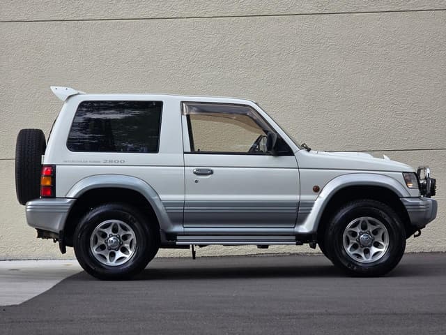 1997 Mitsubishi Pajero JDM car for sale — photo 2 of 25