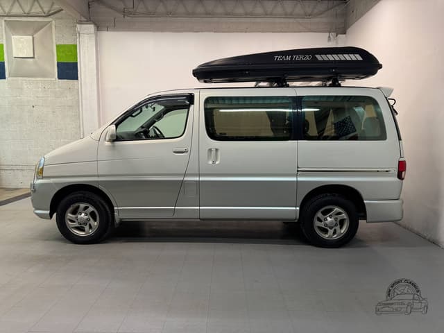 1999 Toyota Regius JDM car for sale — photo 11 of 25