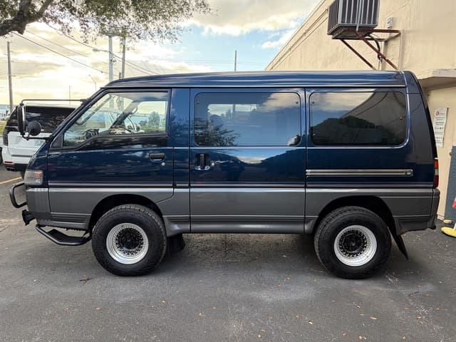 1996 Mitsubishi Delica JDM car for sale — photo 4 of 24