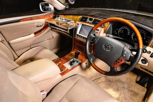 2006 Toyota Majesta JDM car for sale — photo 15 of 18