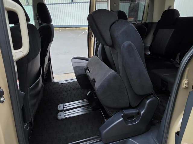 2009 Mitsubishi Delica JDM car for sale — photo 18 of 24