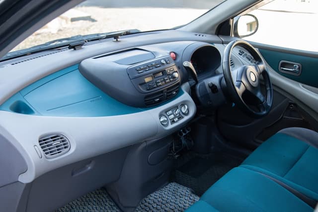 1999 Nissan Tino JDM car for sale — photo 14 of 23