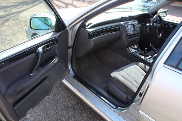 2000 Toyota Crown JDM car for sale — photo 24 of 25