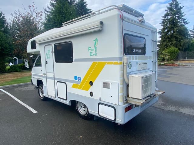 1992 Mitsubishi Delica JDM car for sale — photo 2 of 25